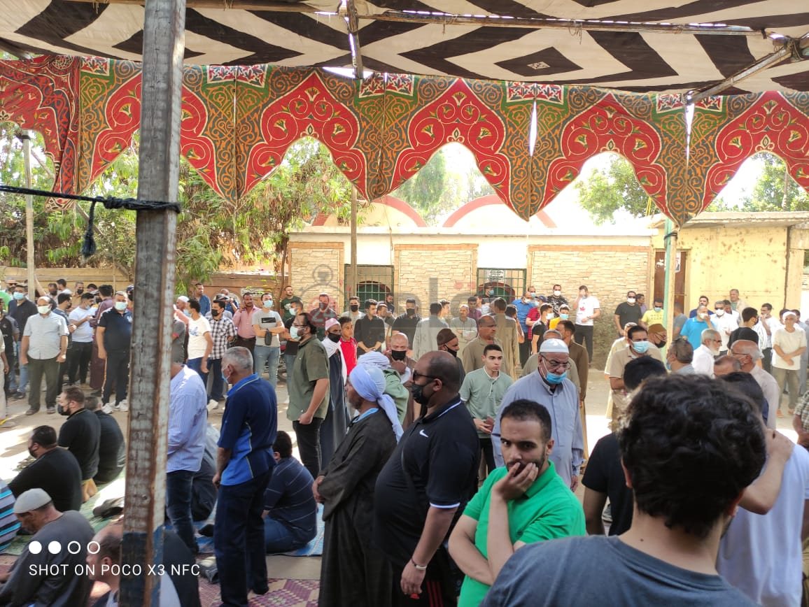 الكابتن سامي قمصان مدرب الأهلي يستعد لتشييع جثمان والدته