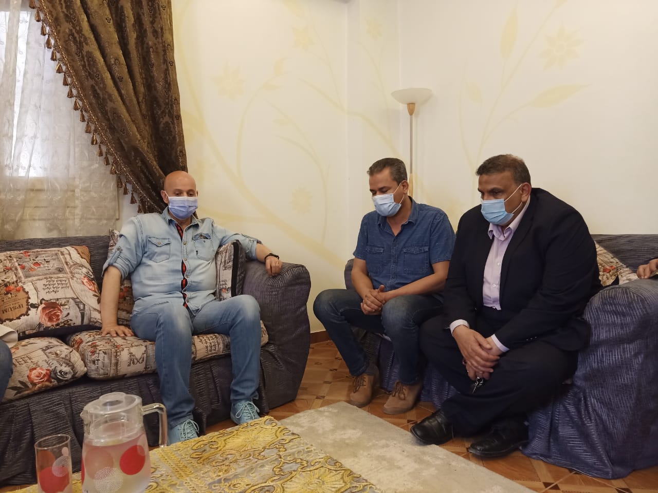 وكيل وزارة الصحة يقدم واجب العزاء لأسرة الطبيب الراحل 01