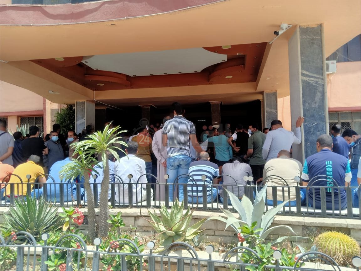 تزاحم المسافرين امام ديوان عام محافظة الشرقية 01