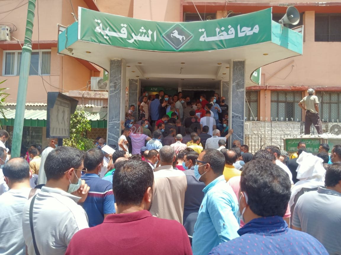 تزاحم المسافرين امام ديوان عام محافظة الشرقية 03
