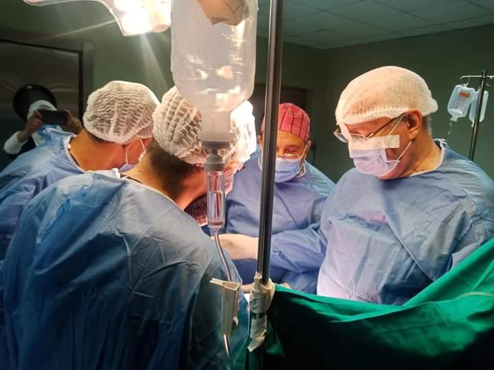 أعضاء الفريق الطبي أثناء العملية