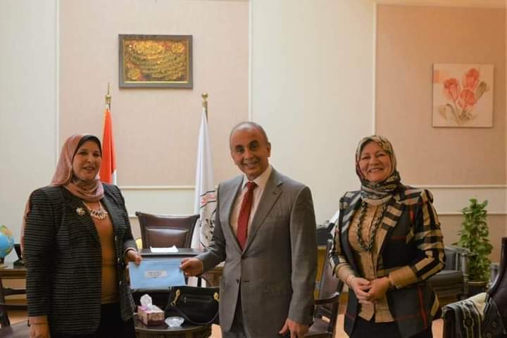 رئيس جامعة الزقازيق يهنيء عميدة كلية الصيدلة