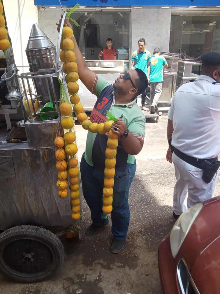 حملة لمصادرة الباعة الجائلين وعرباتهم بالشرقية 01