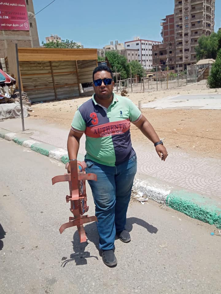 حملة لمصادرة الباعة الجائلين وعرباتهم بالشرقية 02