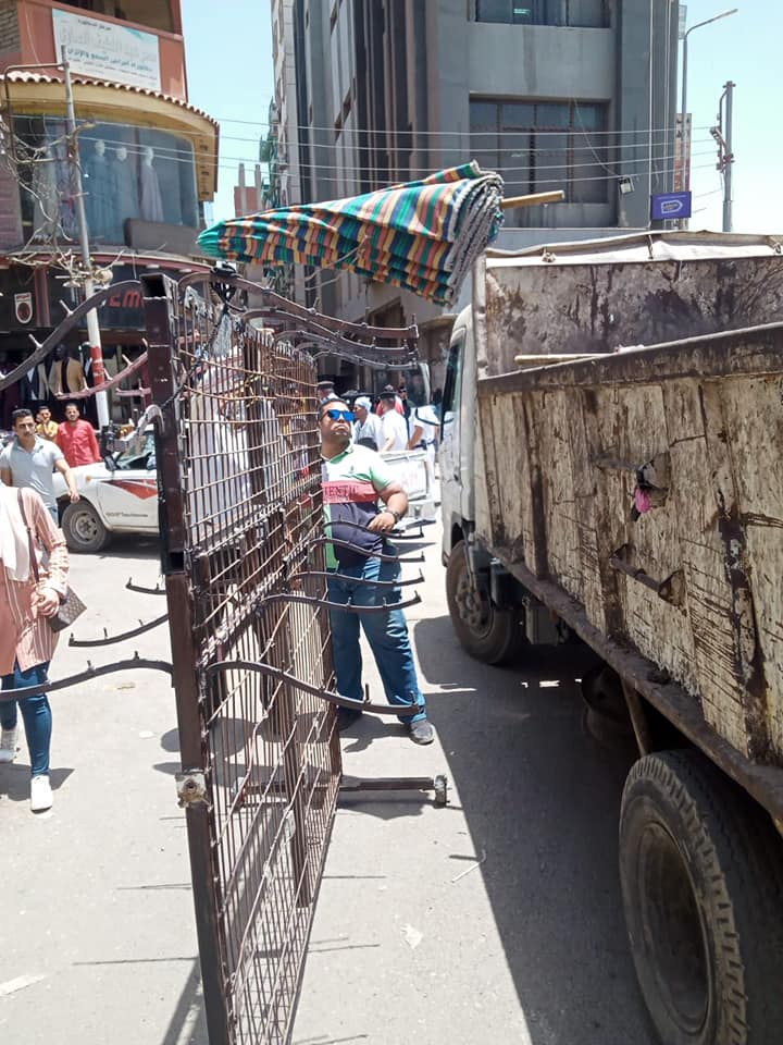 حملة لمصادرة الباعة الجائلين وعرباتهم بالشرقية 03