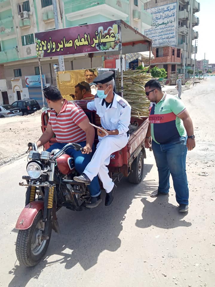 حملة لمصادرة الباعة الجائلين وعرباتهم بالشرقية 04