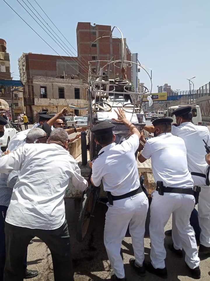 حملة لمصادرة الباعة الجائلين وعرباتهم بالشرقية 05