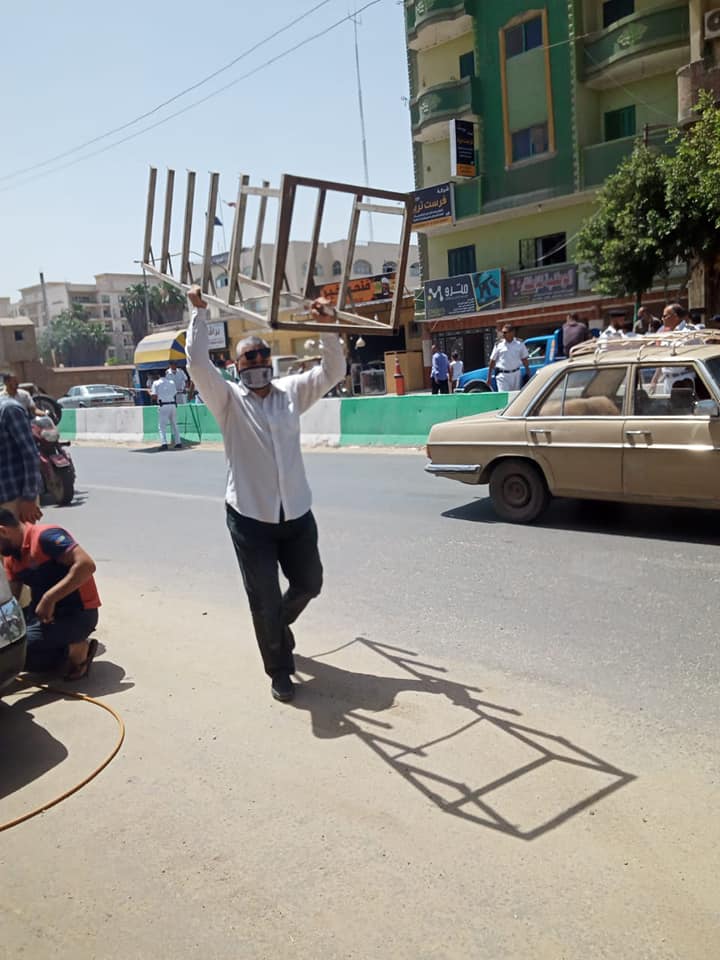 حملة لمصادرة الباعة الجائلين وعرباتهم بالشرقية 08