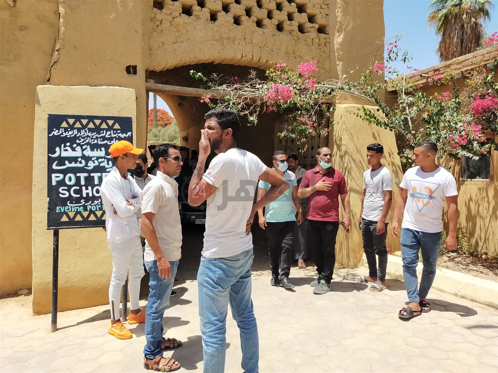 لحظة خروج جثمان إيفيلين من المدرسة