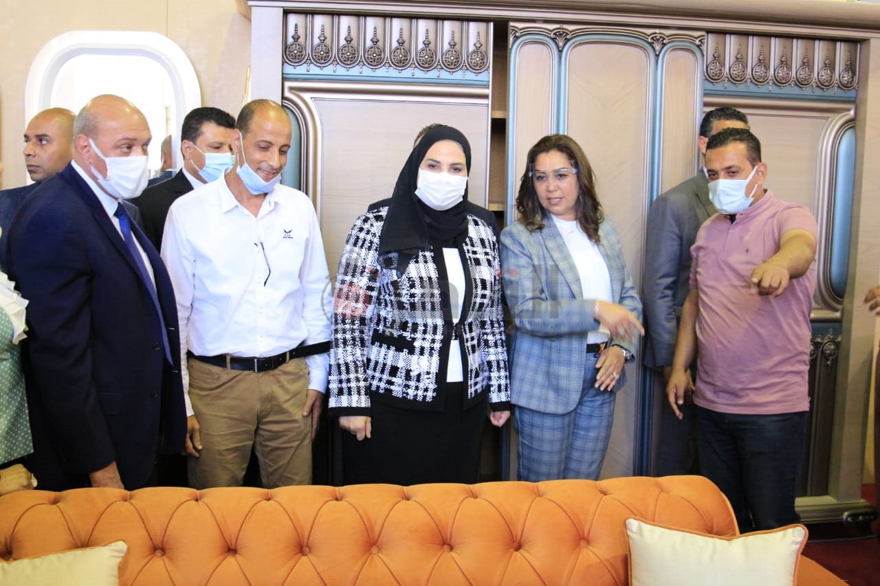 وزيرة التضامن تفتح معرض ديارنا للأثاث  (4)