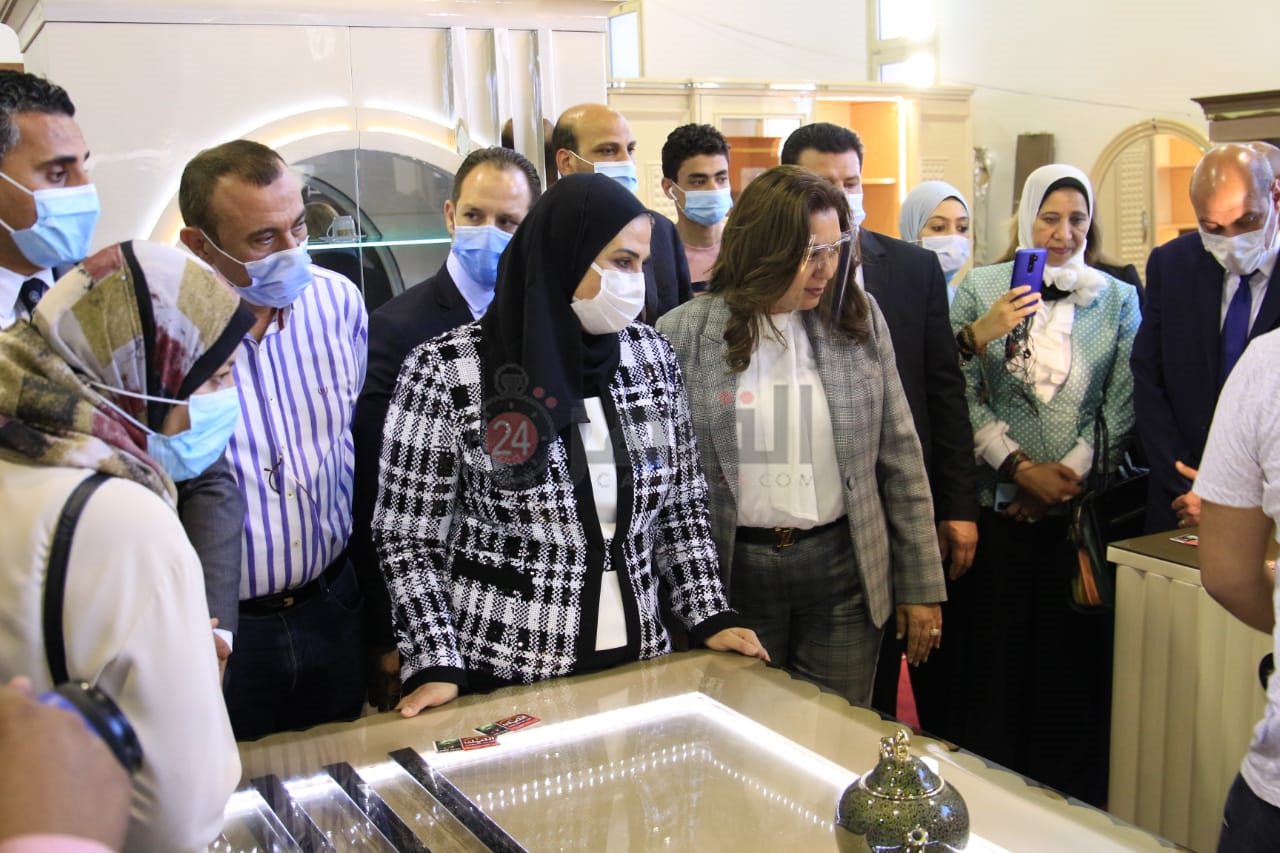 وزيرة التضامن تفتح معرض ديارنا للأثاث  (6)
