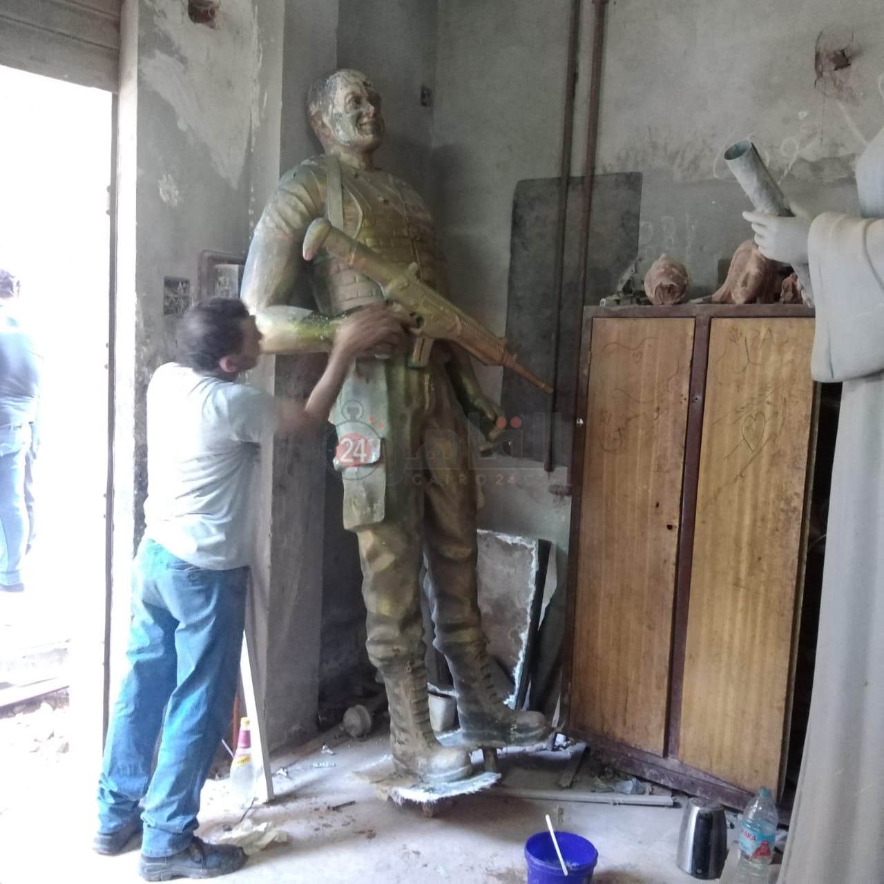 تمثال الشهيد أحمد منسي داخل ورشة الفنان لتطويره 02