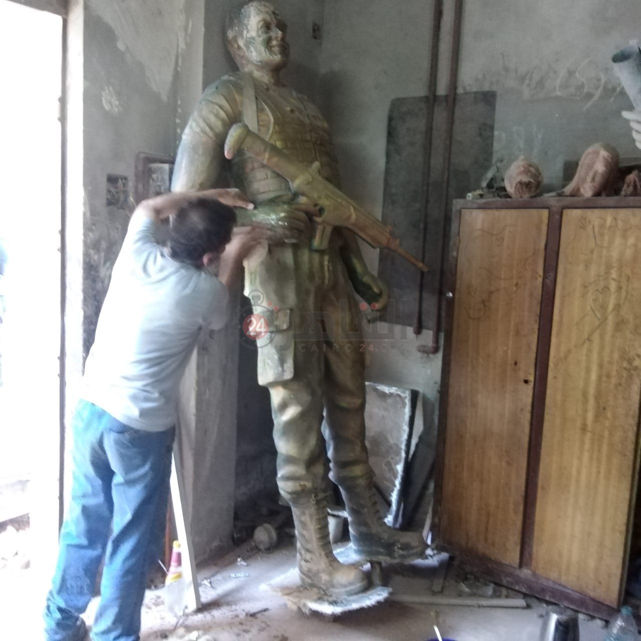 تمثال الشهيد أحمد منسي داخل ورشة الفنان لتطويره 03