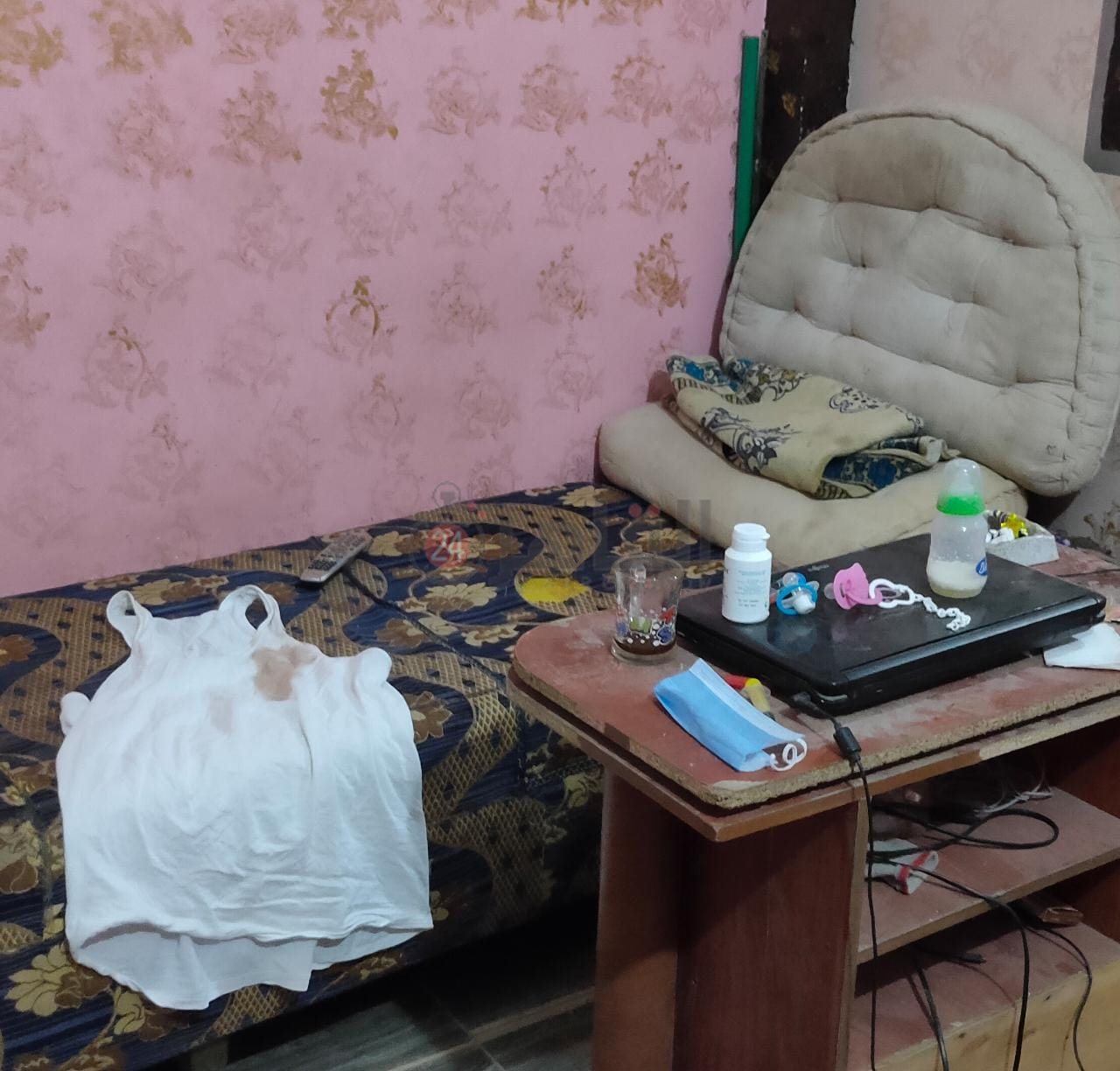 الأريكة التي عُثر على جثة الطفل فوقها