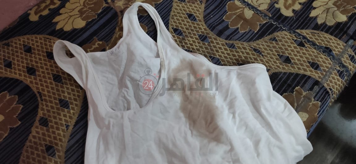 ملابس الأب المتلوثة بدماء نجله الرضيع