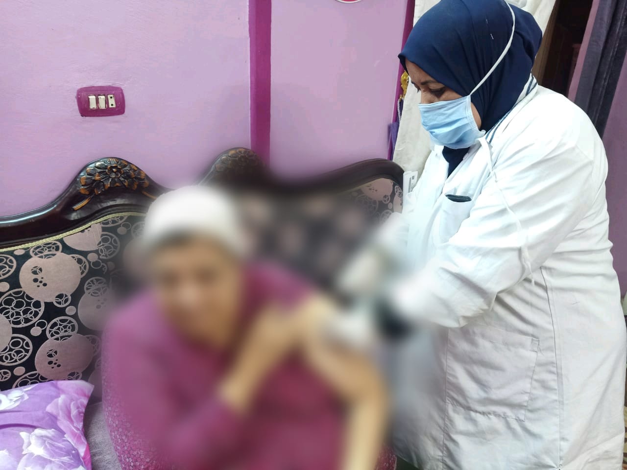 تطعيم سيدة كفيفة بلقاح كورونا في الشرقية