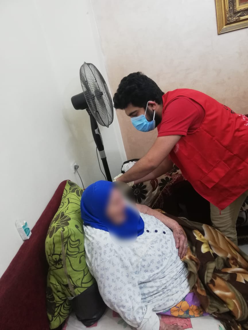 تطعيم سيدة مسنة بلقاح كورونا في الشرقية 1