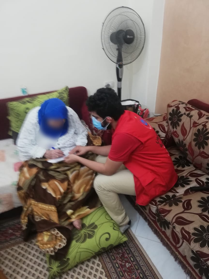 تطعيم سيدة مسنة بلقاح كورونا في الشرقية 2