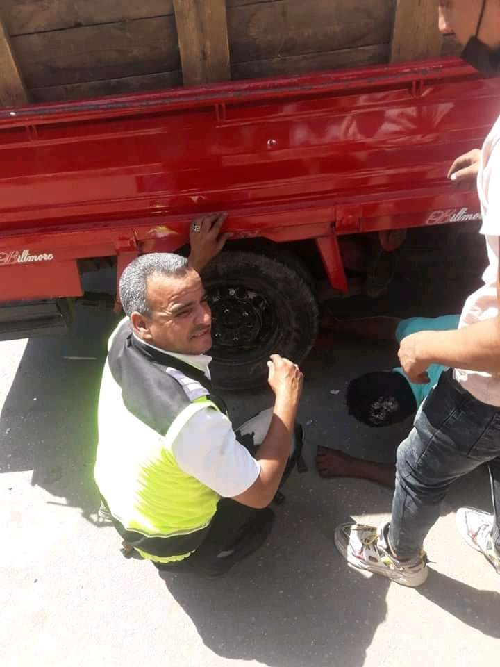 رجال المرور يصلحون السيارة 1