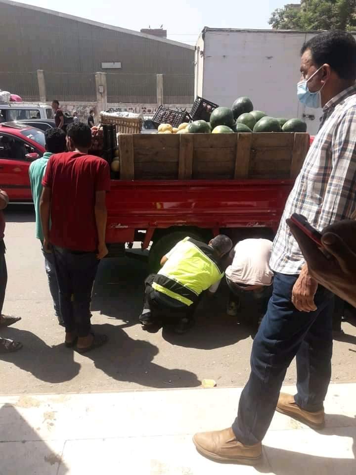 رجال المرور يصلحون السيارة 2