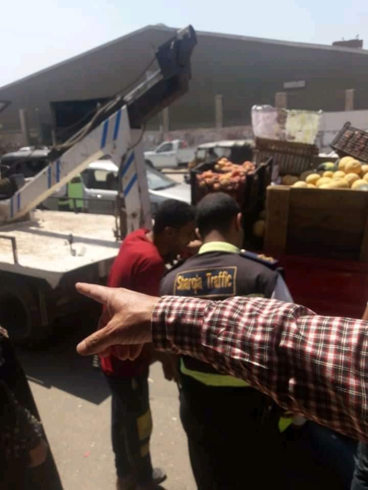 رجال الشرطة يصلحون السيارة المتعطلة 1