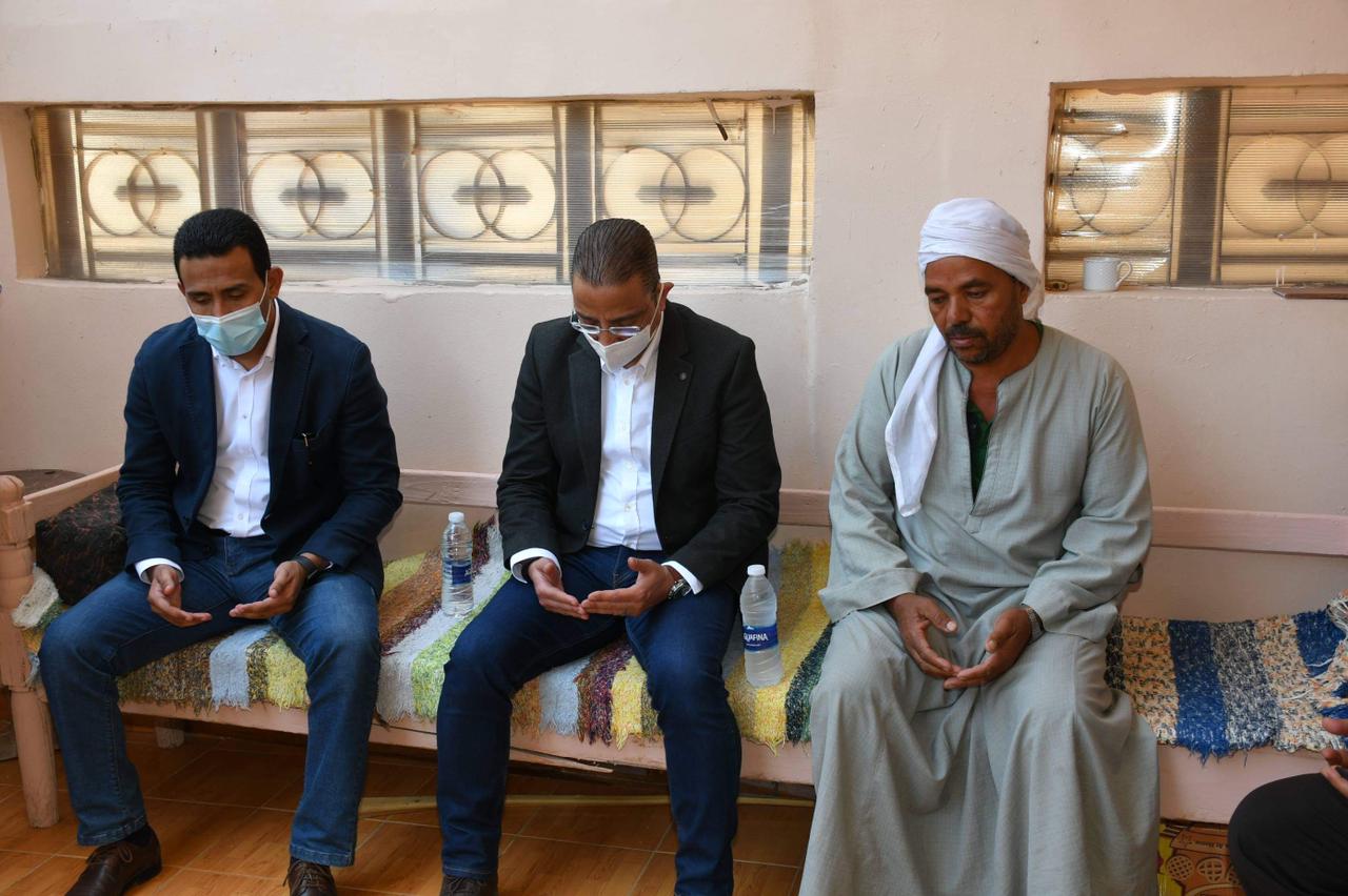 محافظ الفيوم يقدم واجب العزاء لأسرة الشهيد عماد أحمد