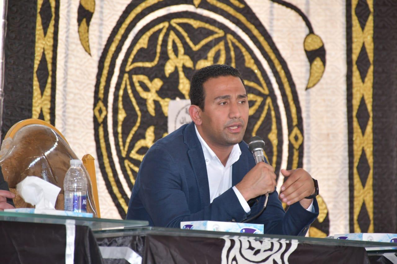 نائب محافظ الفيوم يتناقش مع أهالي إطسا