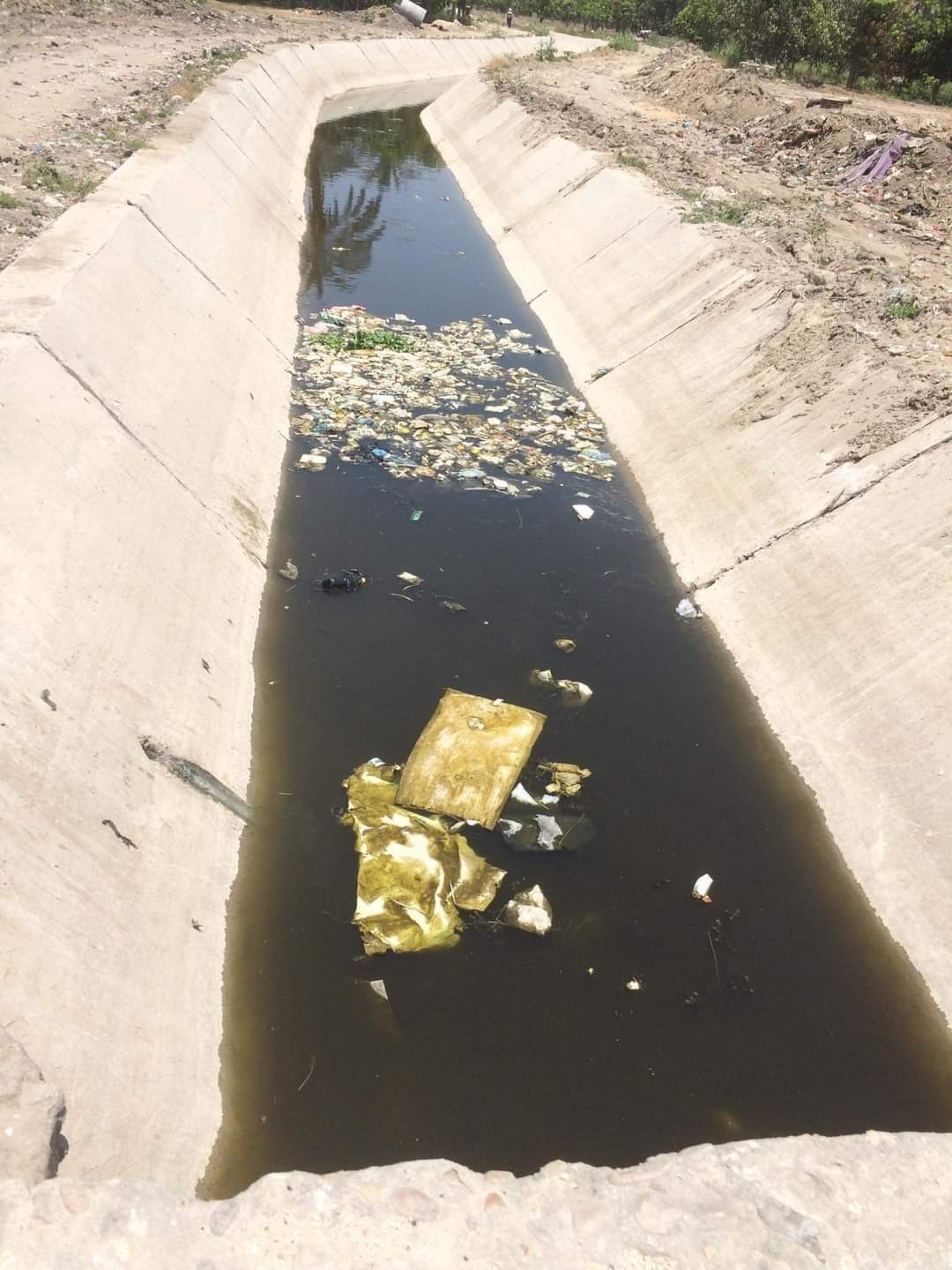 تراكم القمامة في ترعة سماكين الشرق المبطنة 2