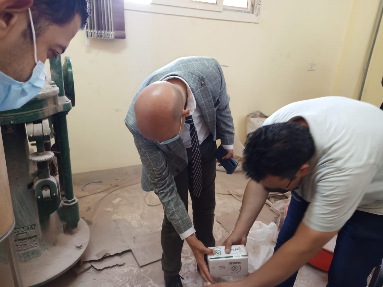 وكيل وزارة الصحة يقود حملة لتشميع مصنع أدوية مغشوشة بالعاشر 03