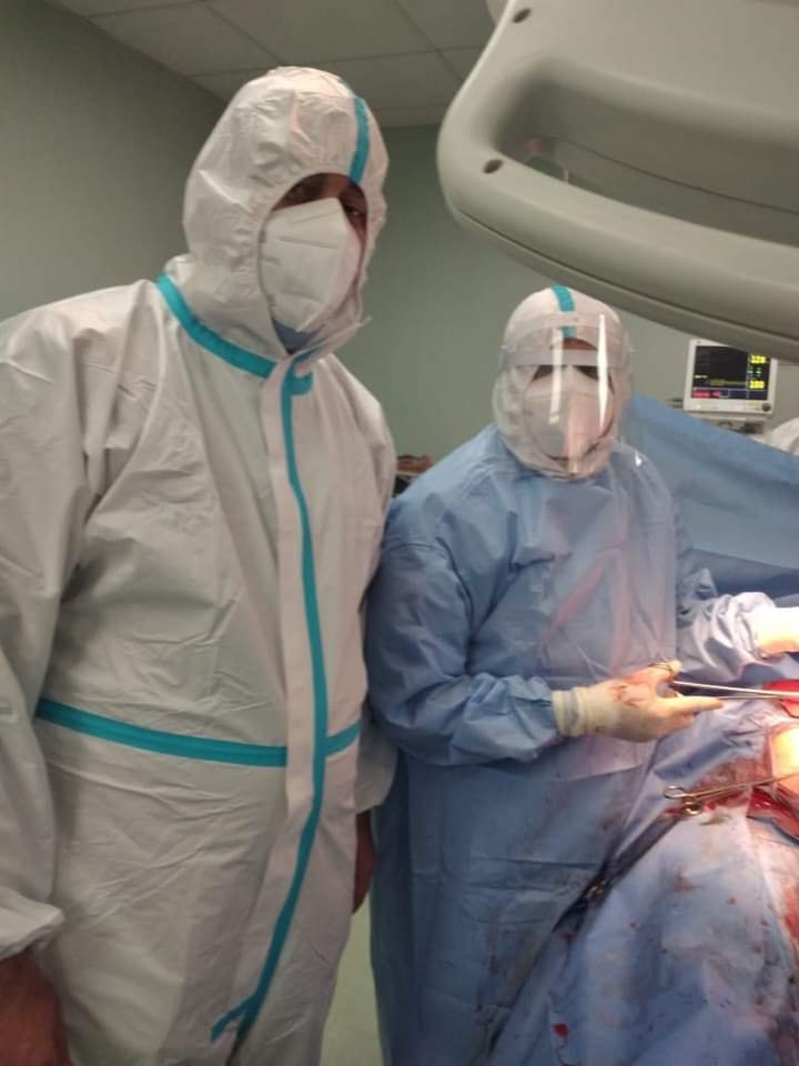 الفريق الطبي أثناء إجراء العملية