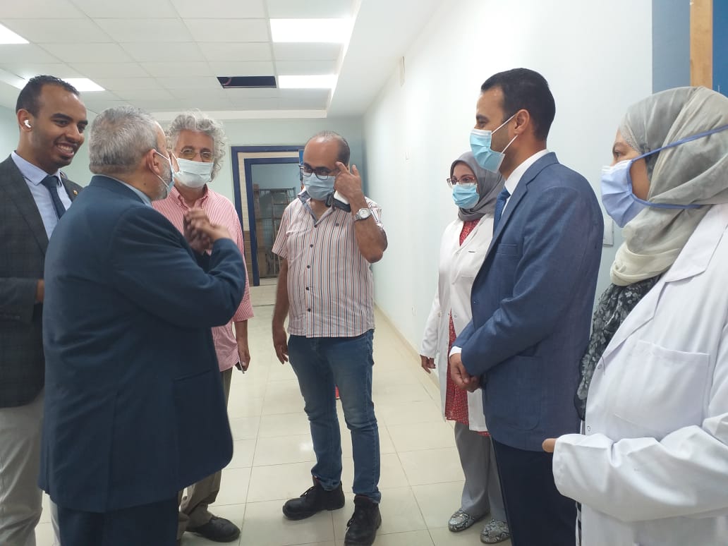 نقيب أطباء مصر يتفقد مستشفى الصدر بالفيوم