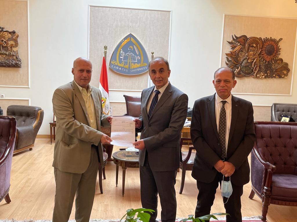 وكيل كلية الهندسة مع رئيس جامعة الزقازيق