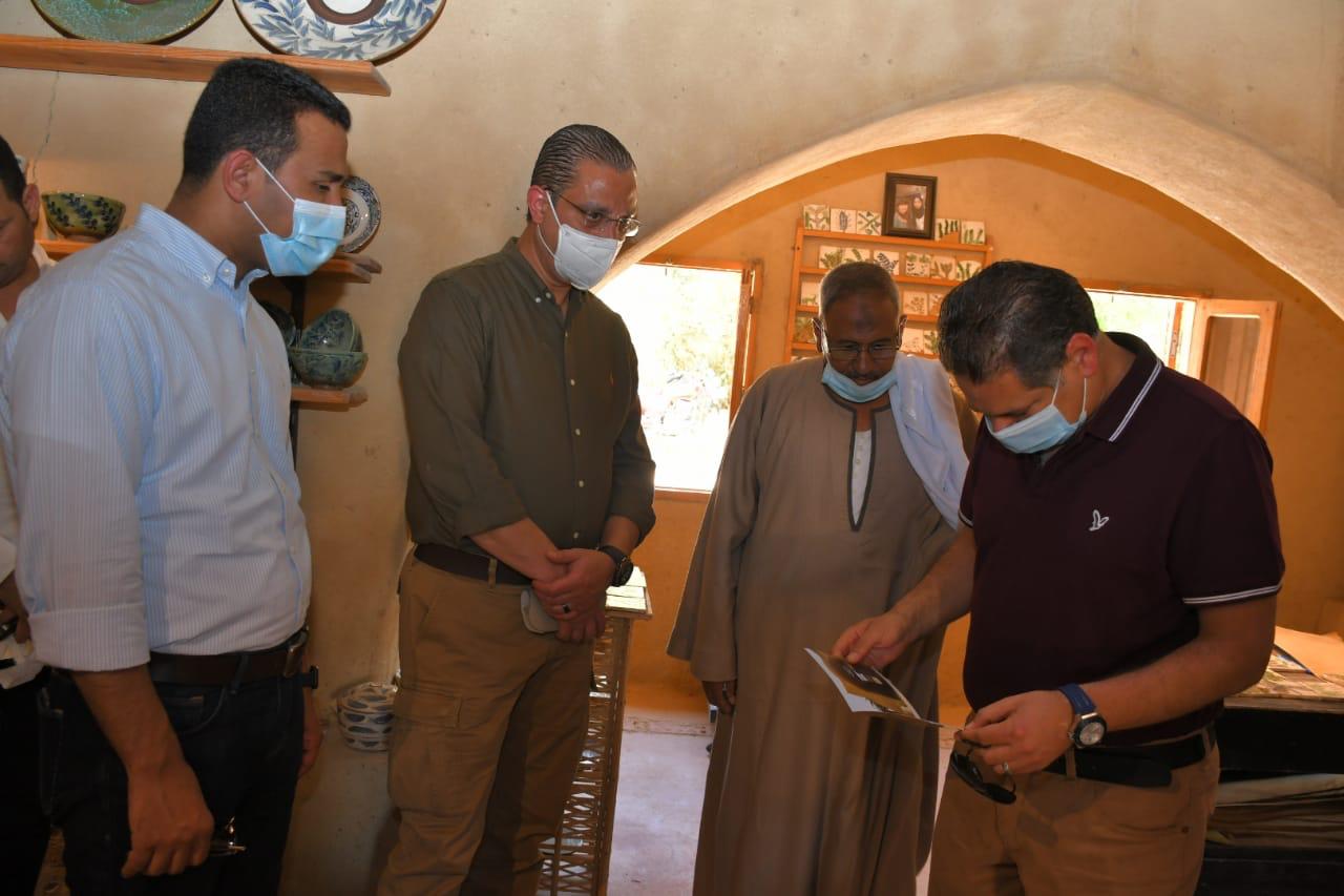 رئيس هيئة تنشيط السياحة يتفقد منتجات مدرسة الخزف بقرية تونس بالفيوم