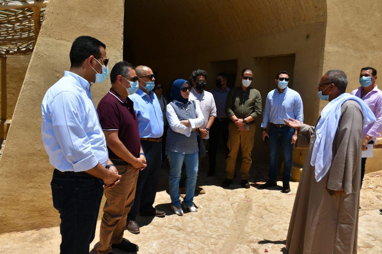 رئيس هيئة تنشيط السياحة يتفقد منتجات مدرسة الخزف بقرية تونس بالفيوم