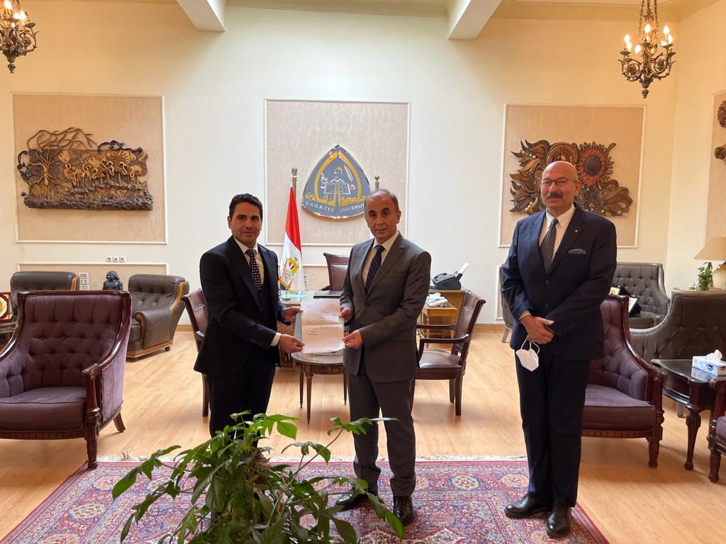 الدسوقي رفقة رئيس الجامعة عقب صدور قرار بتعيينه وكيلًا لكلية التربية