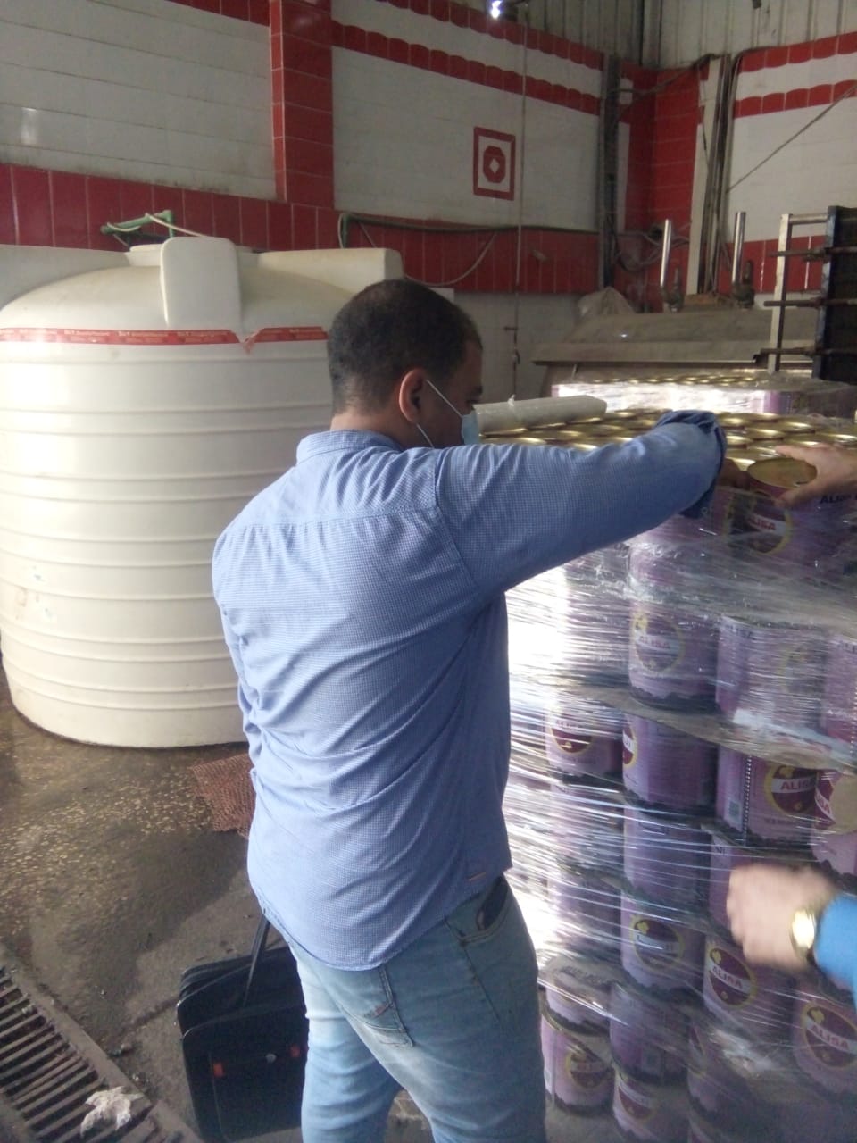 غلق منشآت غذائية مخالفة بالشرقية وإعدام أغذية فاسدة 04