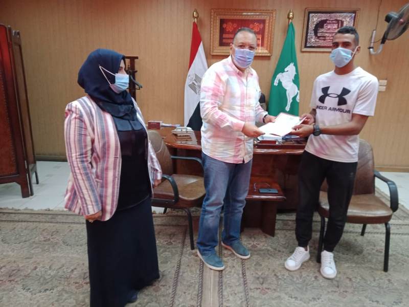 محافظ الشرقية يمنح أول معيد بدار رعاية وحدة سكنية 01