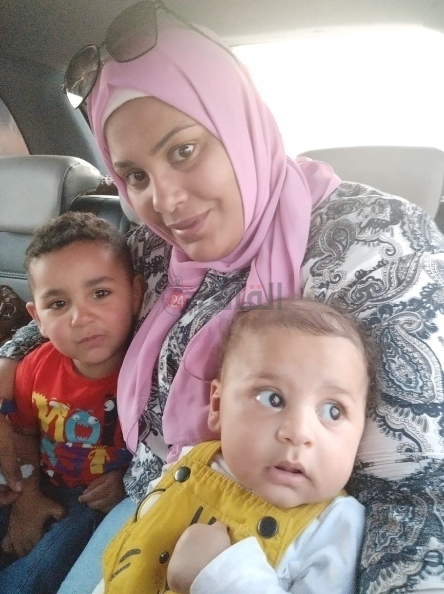 الطبيبة وطفليها