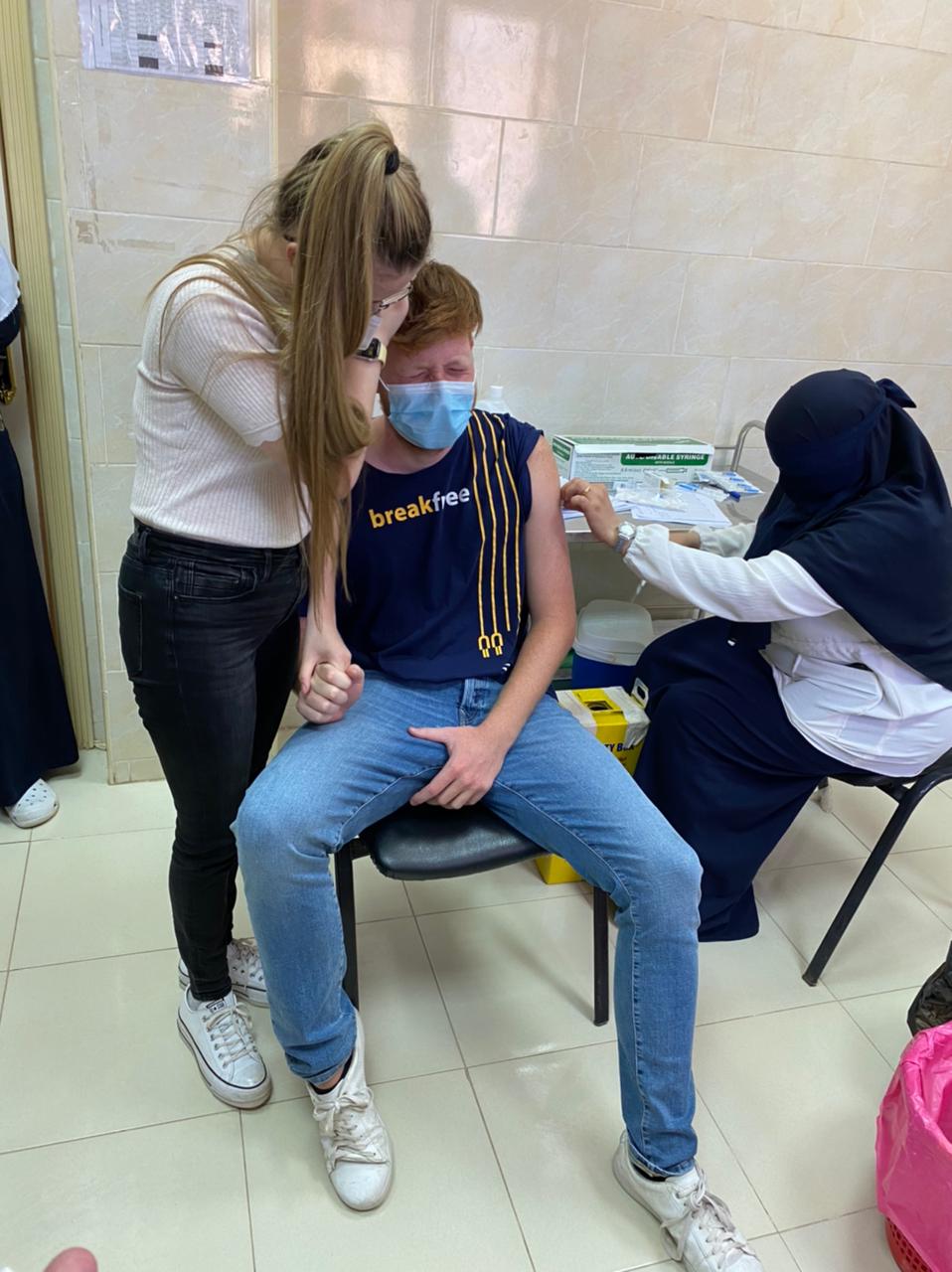 الوفد الأجنبي اثناء تلقي اللقاح بالعاشر من رمضان 02