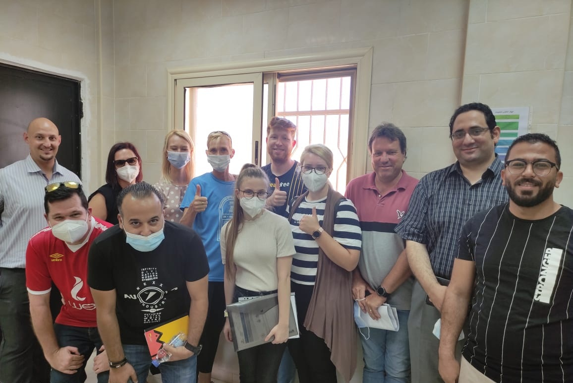 الوفد الأجنبي بعد تلقي اللقاح بالعاشر من رمضان 01