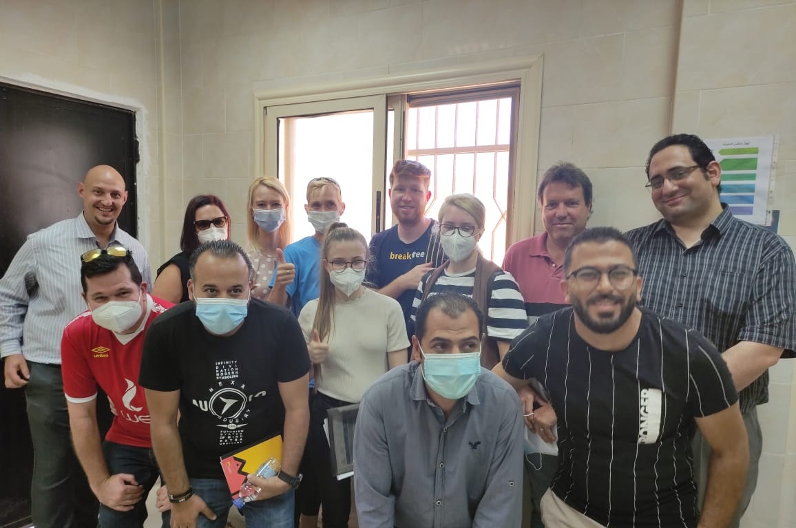 الوفد الأجنبي بعد تلقي اللقاح بالعاشر من رمضان 02