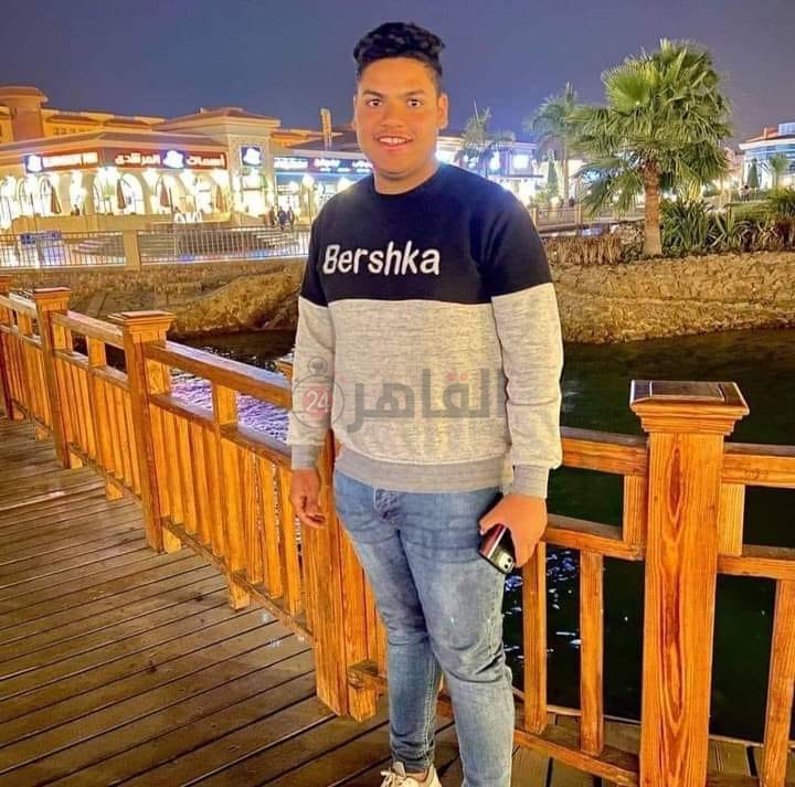 المجني عليه ممسكًا بهاتفه