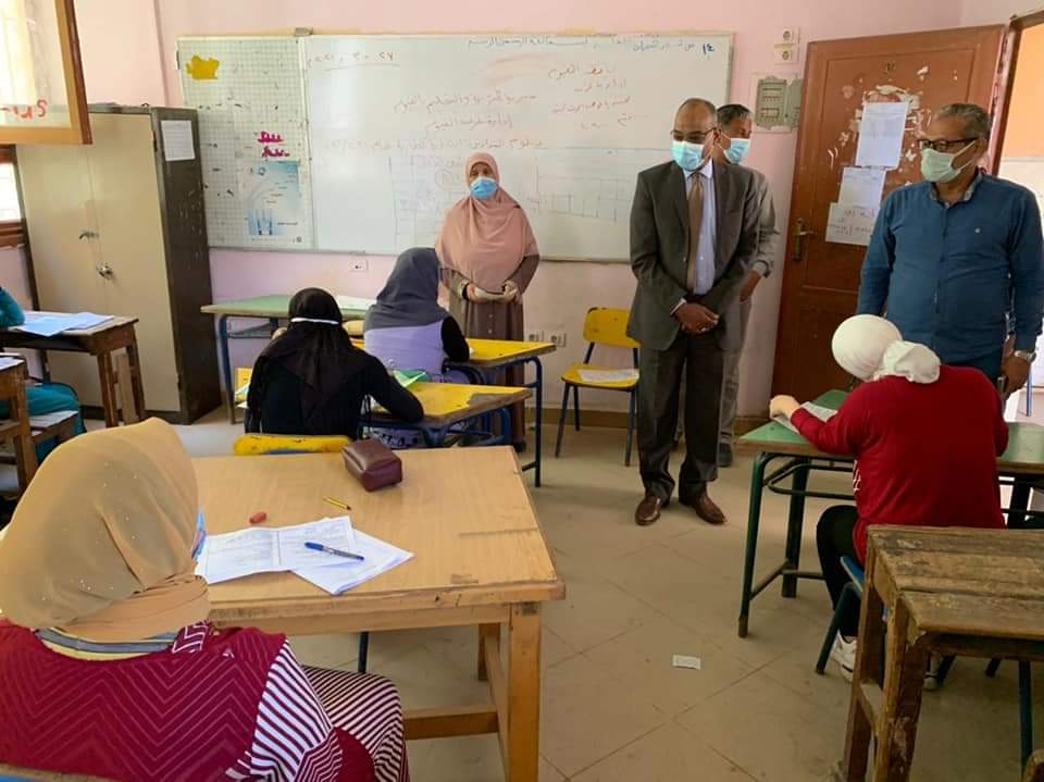 وكيل تعليم الفيوم يتفقد لجان امتحانات الدبلومات الفنية