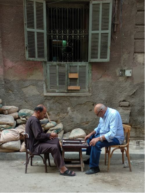 رجلان يلعبان الطاولة