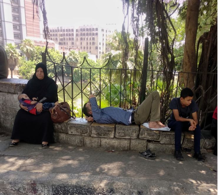 سيدة تحمل ابنها