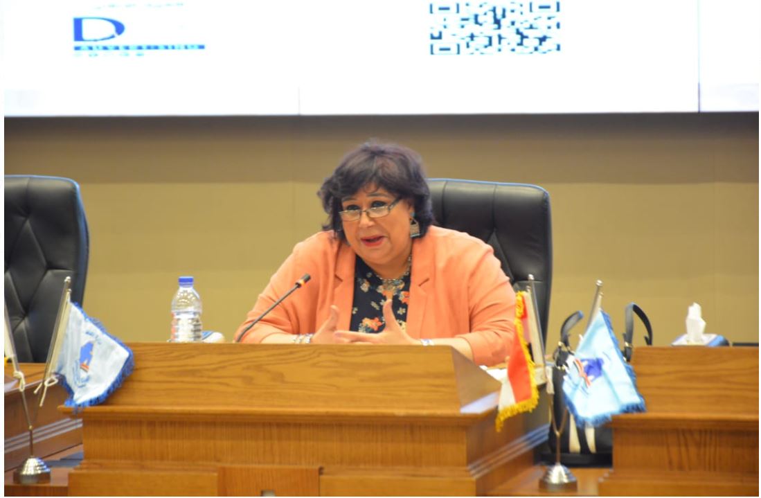 وزيرة الثقافة 