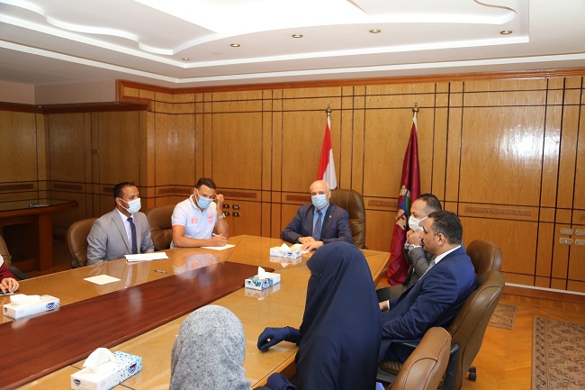 تسليم المنح الدراسية للطلاب الفائقين بجامعة الفيوم