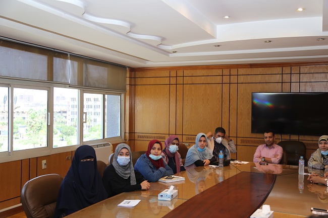 تسليم المنح الدراسية للطلاب الفائقين بجامعة الفيوم