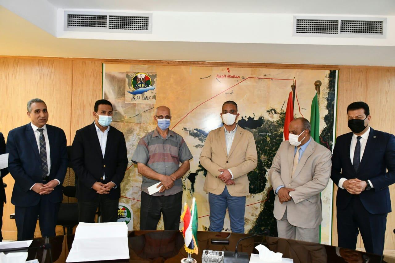 محافظ الفيوم يُسلم شيكات تمويل لإقامة مشروعات تنموية