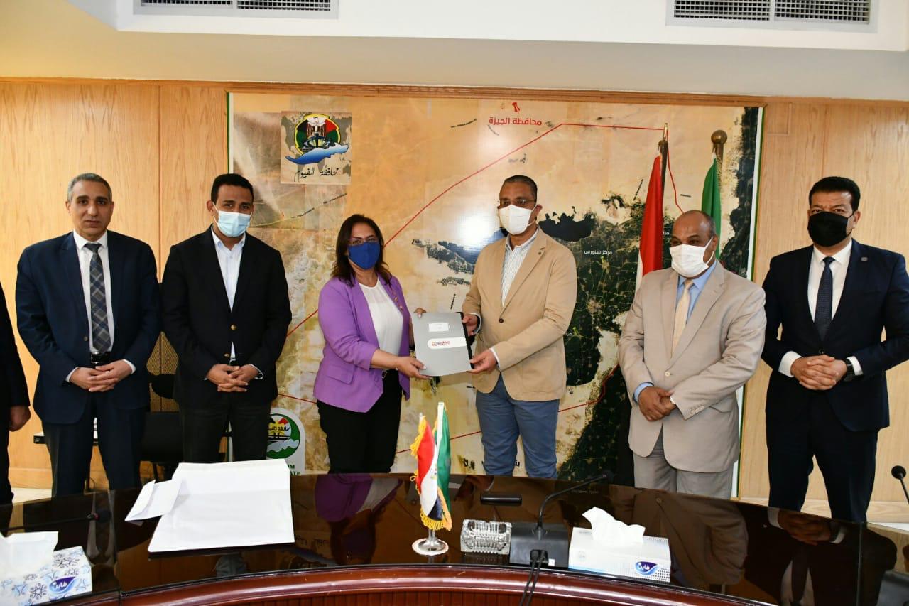 محافظ الفيوم يُسلم شيكات تمويل لإقامة مشروعات تنموية